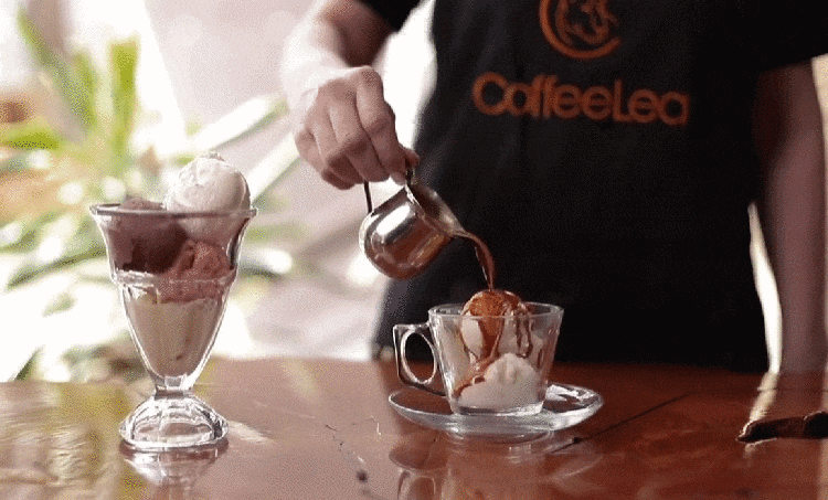 Бариста CoffeeLea нӯшокӣ тайёр мекунад